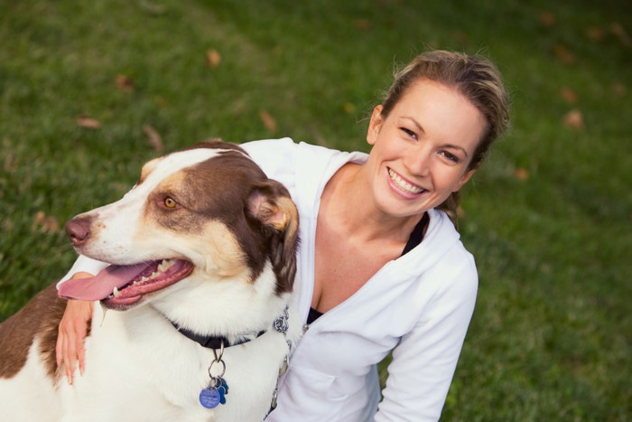 女性と犬