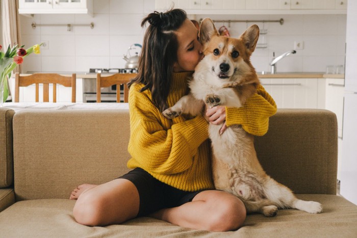 犬を抱きしめる女性