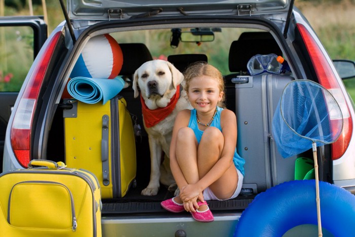 愛犬と旅行に出かける女の子