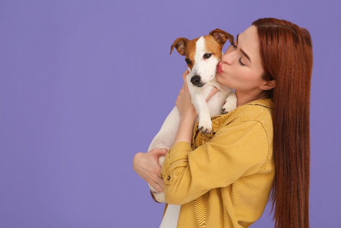 抱っこしてキスする女性