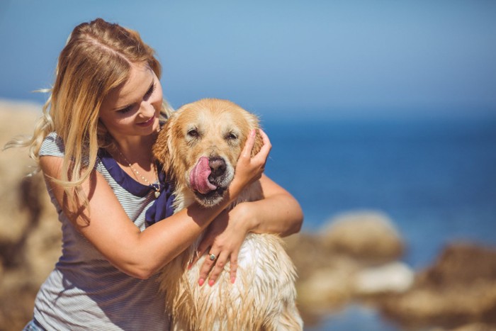 女性と犬