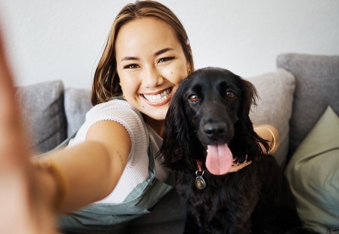 犬と自撮りをする女性