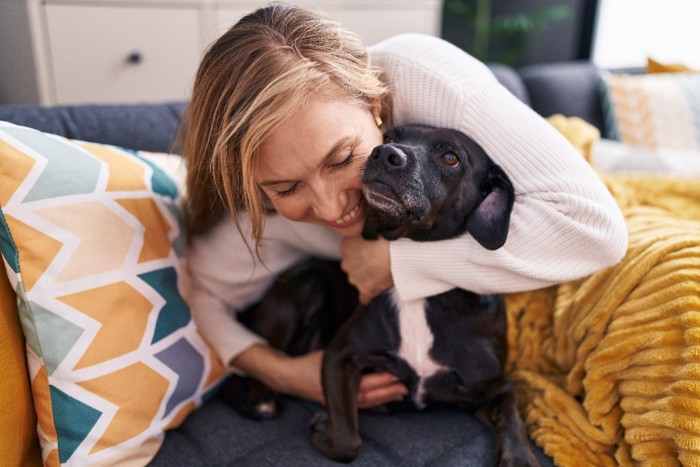 犬を抱きしめる女性