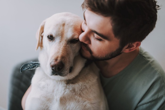 寂しそうな犬と男性