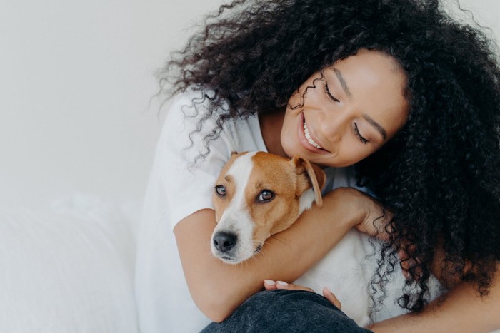 女性と犬