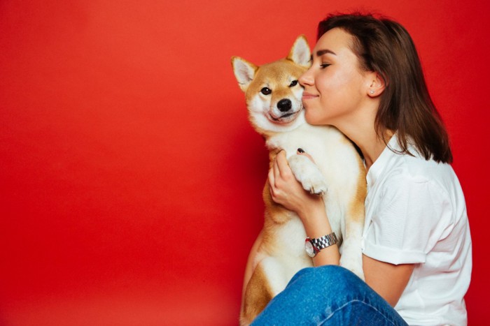 女性と柴犬