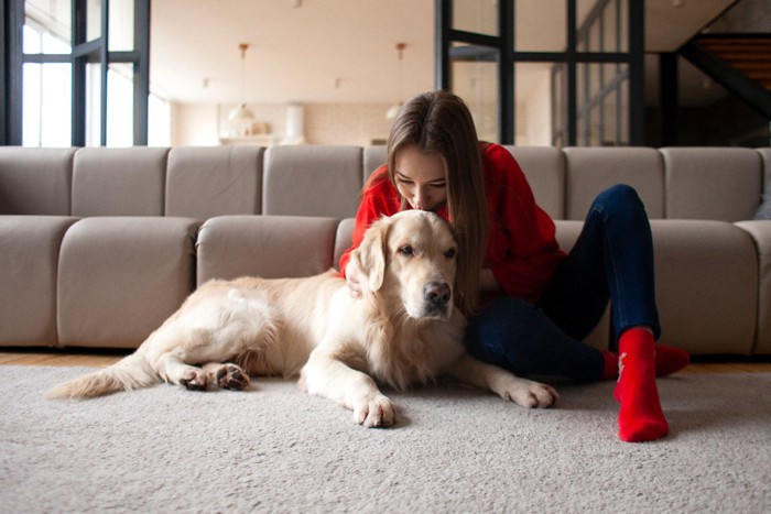 愛犬の頭にキスする女性