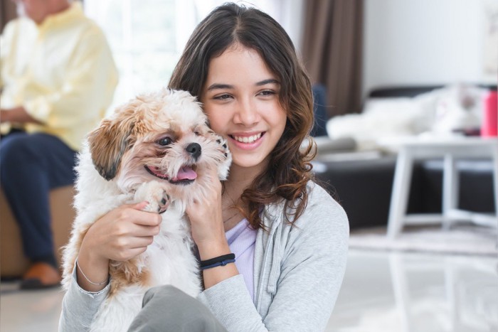 顔を寄せ合う犬と女性