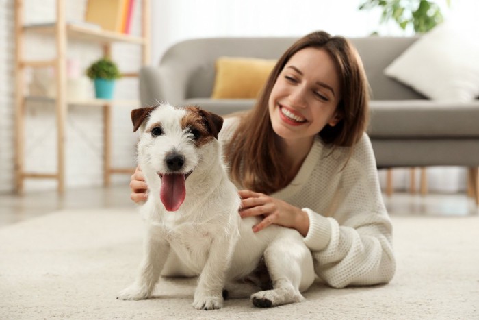 笑顔の犬と女性