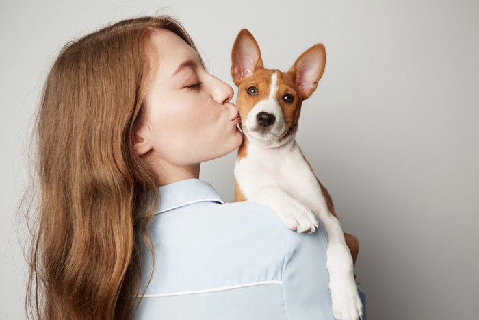 子犬を抱く女性