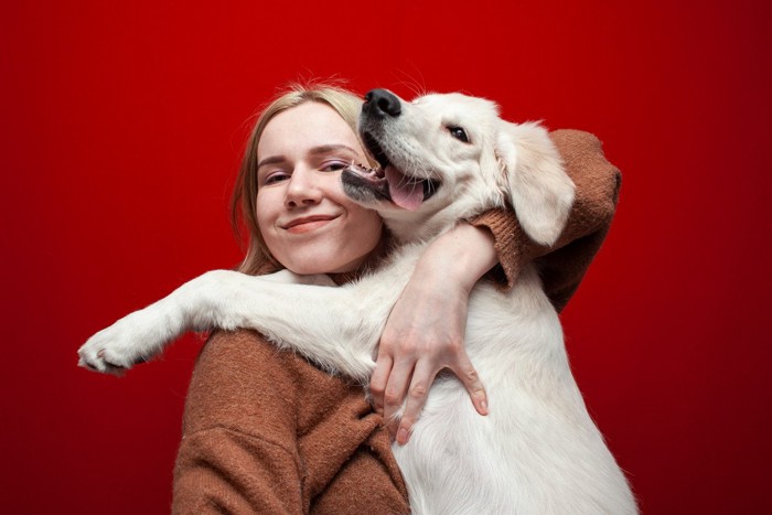 笑顔の女性と犬