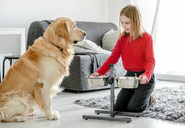 愛犬に餌をあげる女性