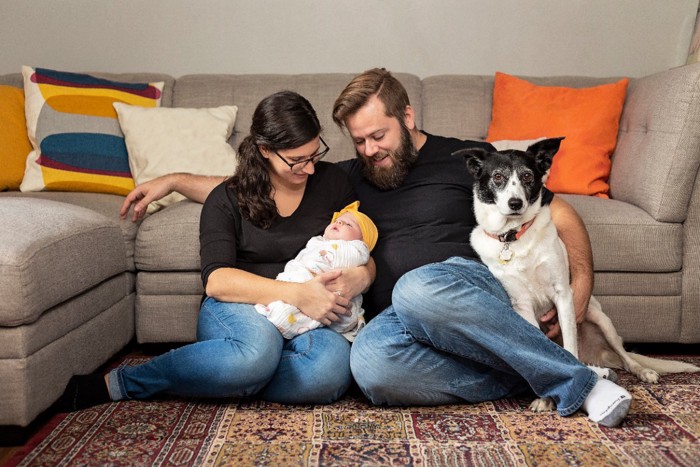 夫婦と赤ちゃんと犬の家族