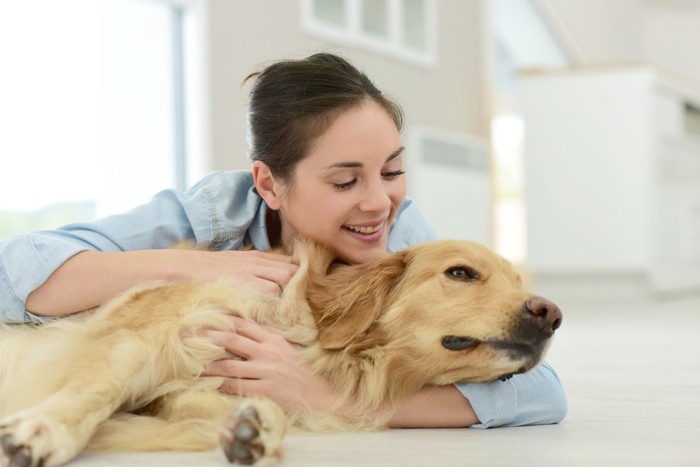 犬を抱きしめる女性