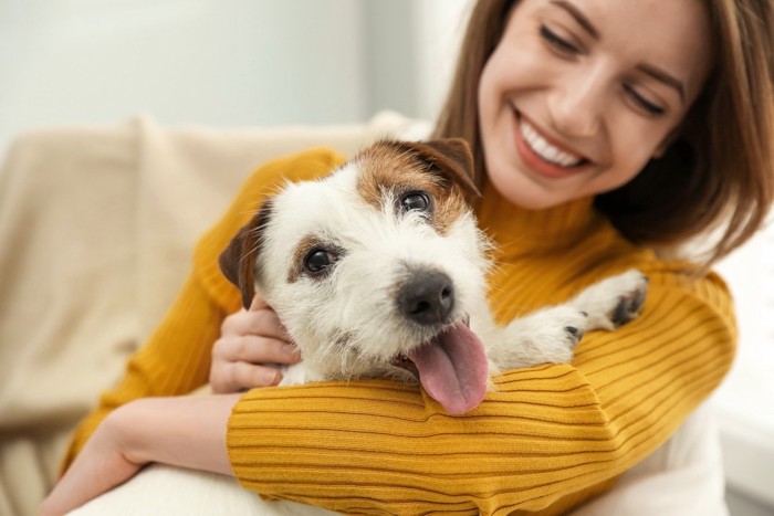 ソファーでくつろぐ女性と犬