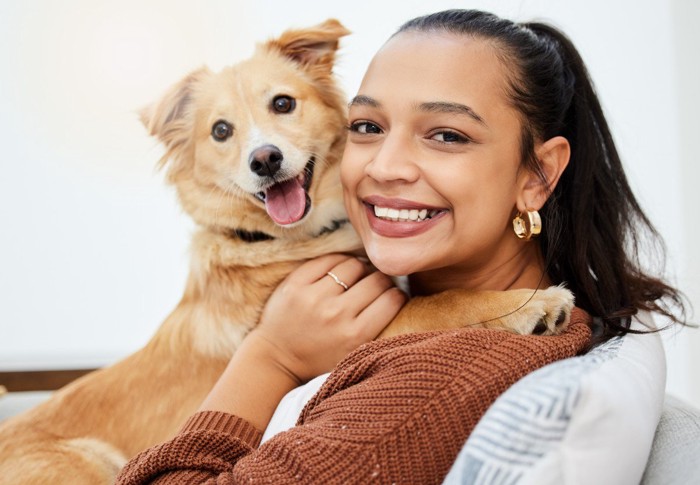 笑う犬と女性